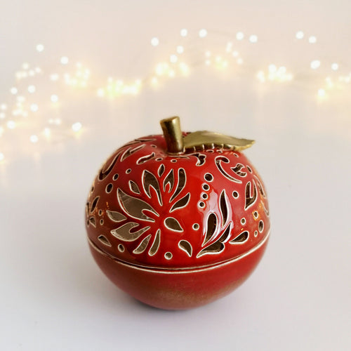 These ceramic bowls with a lid are ideal to use as a vanity jar to keep small valuables safe in the bathroom or bedroom. Ceramic bowls are made from white clay with gold-painted accents and hand-carved cut-outs in the lid.